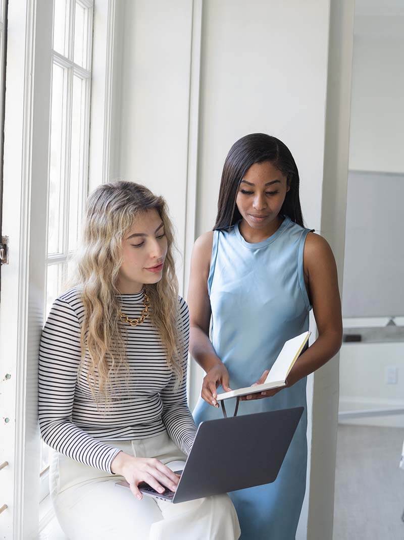 Personnes discutent face à un ordinateur protable