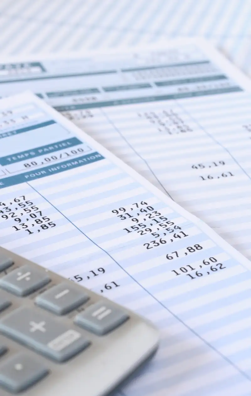 Image fiche de paie avec une calculatrice