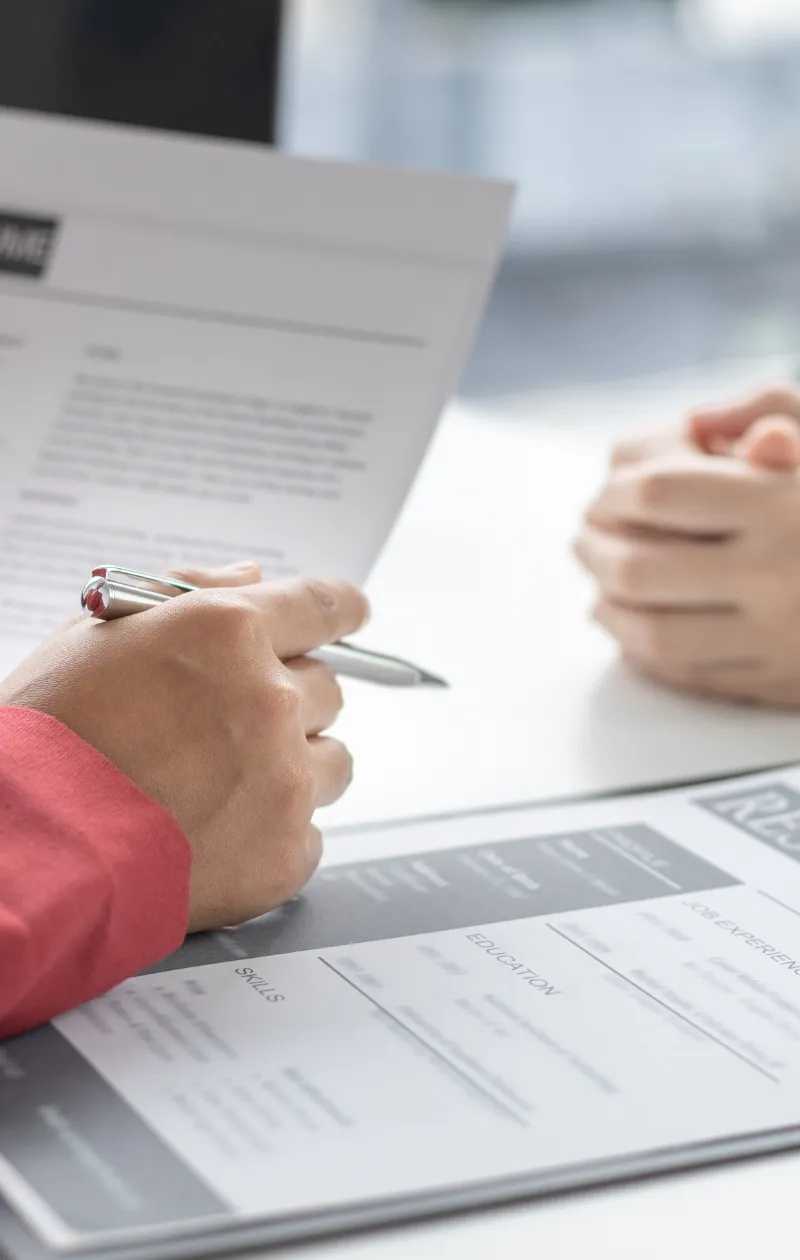Illustration processus de recrutement, personne ayant un CV dans la main