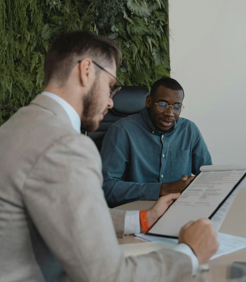 Image deux personnes durant un entretien de recrutement